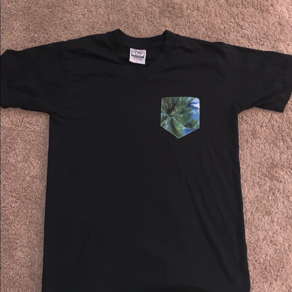 Pocket Punt Black V-Neck Palm Tree T-Shirt Size: S